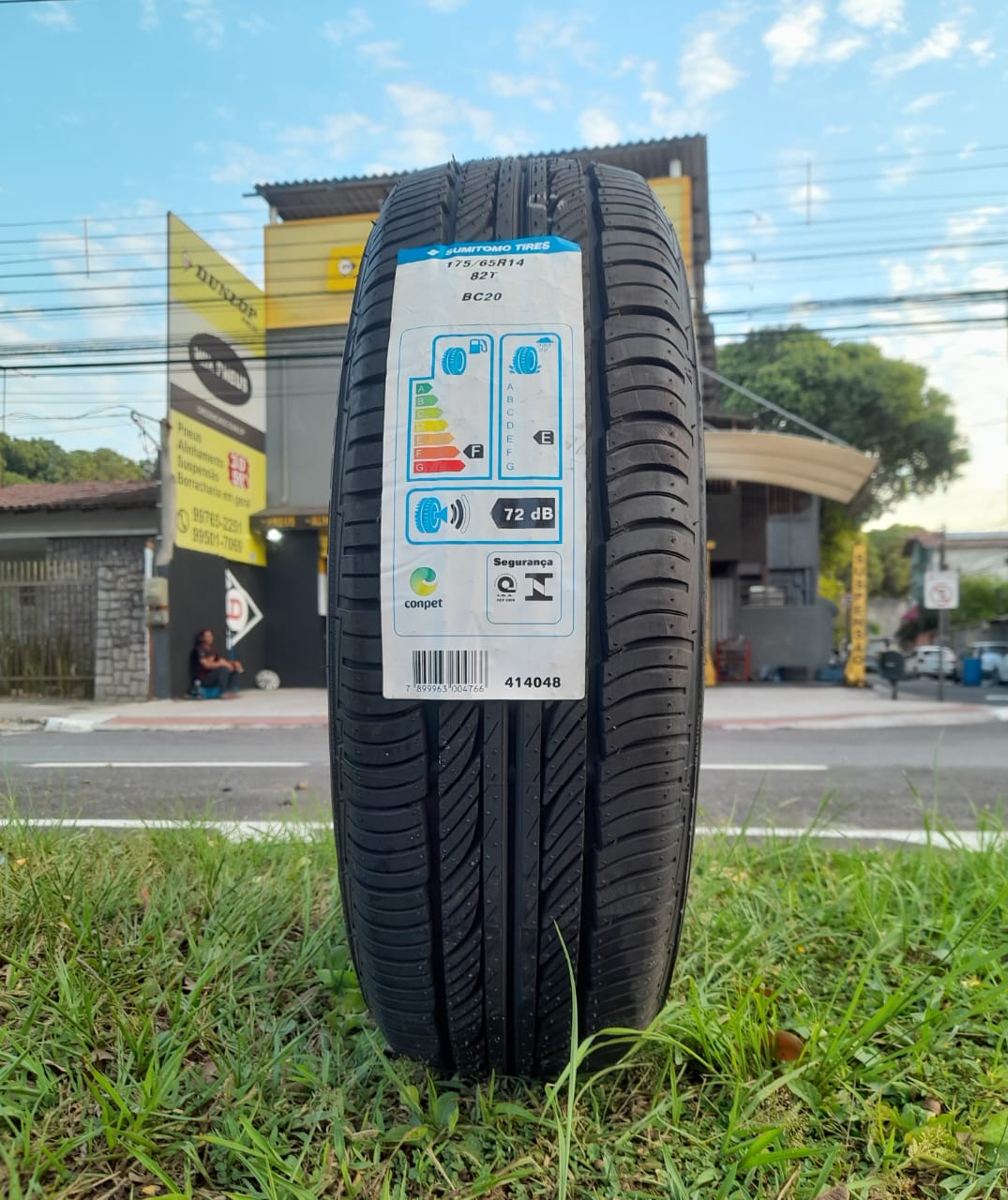 Pneu novo Sumitomo com loja WIX PNEUS ao fundo em Vitória